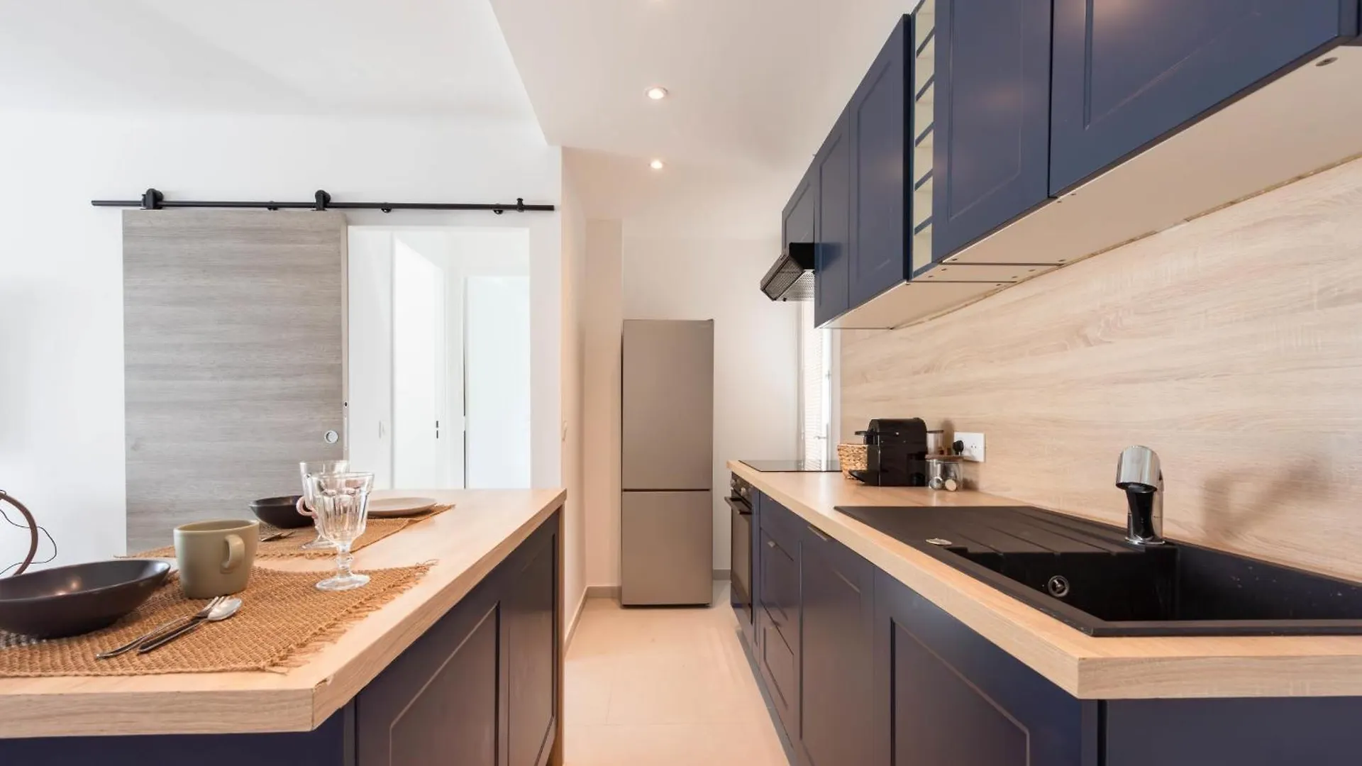 Bright 1-Br Apartment Walk To The Beach Κάννες