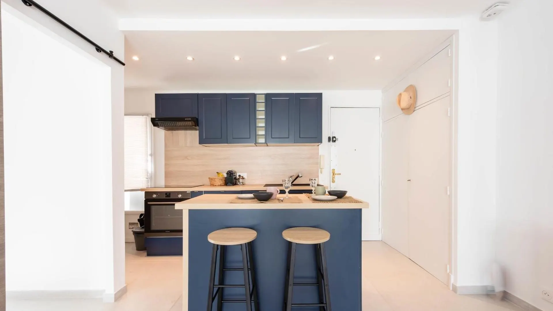 Bright 1-Br Apartment Walk To The Beach Cannes 0*,